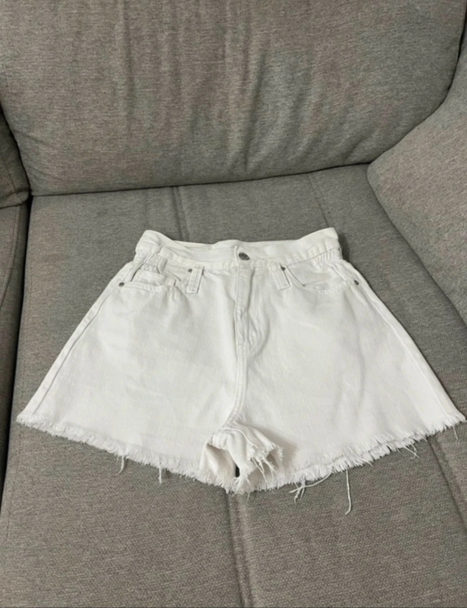 Calções brancos / Short blanc / Pantalones cortos blancos
